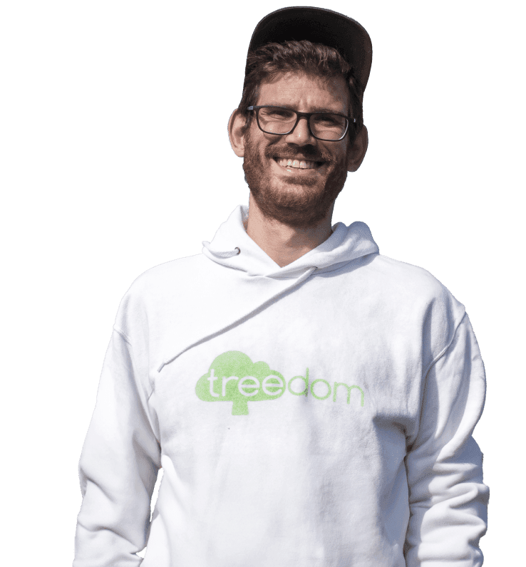 Gli alberi impiegano diversi anni prima di fare frutti. Per questo i contadini di tante aree del mondo preferiscono le colture stagionali o annuali: perché danno frutto in minor tempo. Gli alberi però, una volta cresciuti, hanno bisogno di pochissime cure e sono più resistenti alle avversità del tempo. Piantare alberi in un terreno agricolo significa fare un investimento di lungo periodo e diversificare le proprie entrate alimentari, aumentando la resilienza di famiglie e comunità contadine.